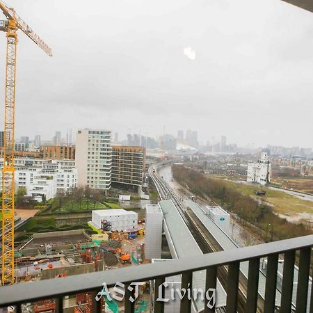 Pontoon Dock Key Workers Apartment Londres Exterior foto